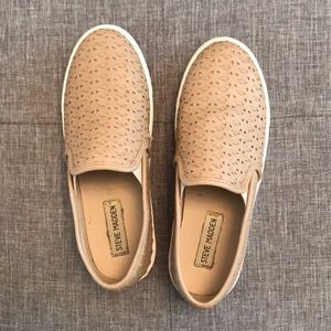 Steve Madden nude slip ons